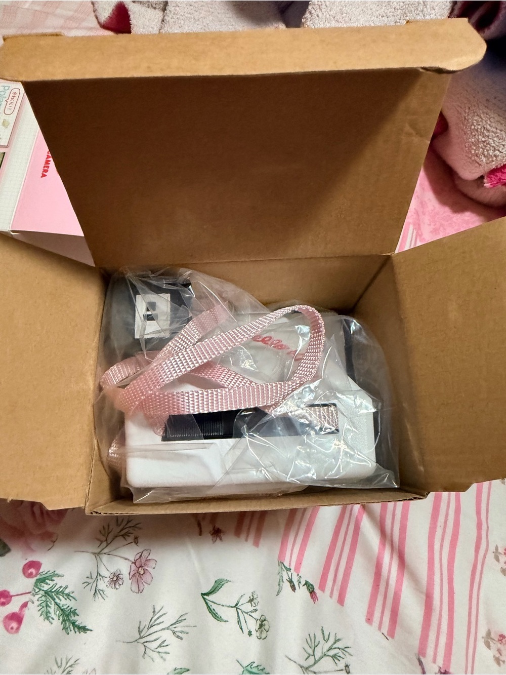 Hello Kitty x Polaroid Instant Camera - Pink & White - Picture 6 of 9